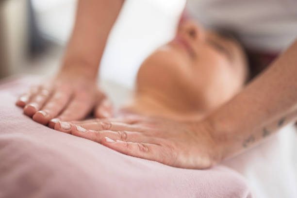 Reiki Twee handen drukken zacht op iemands borst