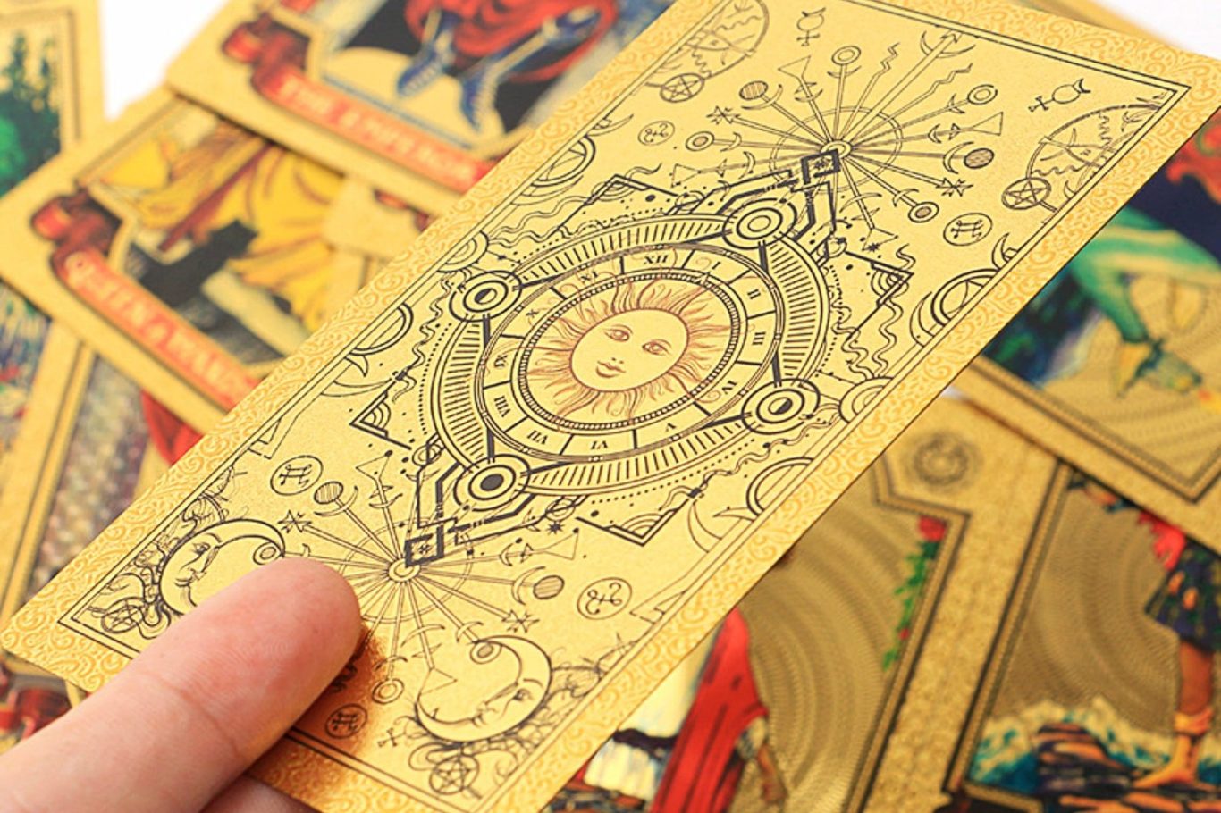Tarotkaarten Tarotkaart "De Zon" met een figuur op een wit paard en een stralende zon.